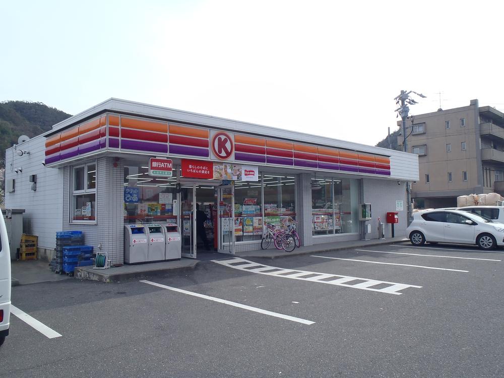 Convenience store. 860m to Circle K 2