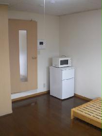 Living and room. refrigerator, Microwave oven equipped