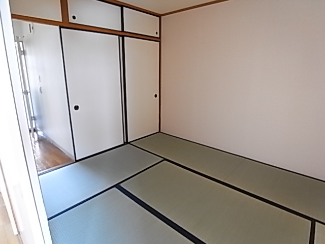 Living and room. It will calm and there is a Japanese-style room