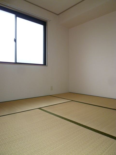 Living and room. Please enjoy the sum in a Japanese-style room. 
