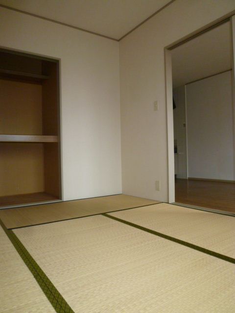 Living and room. There is housed in a Japanese-style room. 
