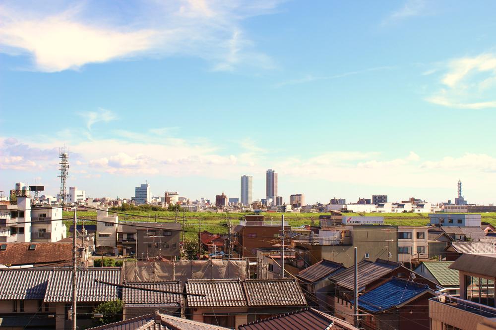 View photos from the dwelling unit. Is the view from the living room side. You can overlook the Gifu city center.