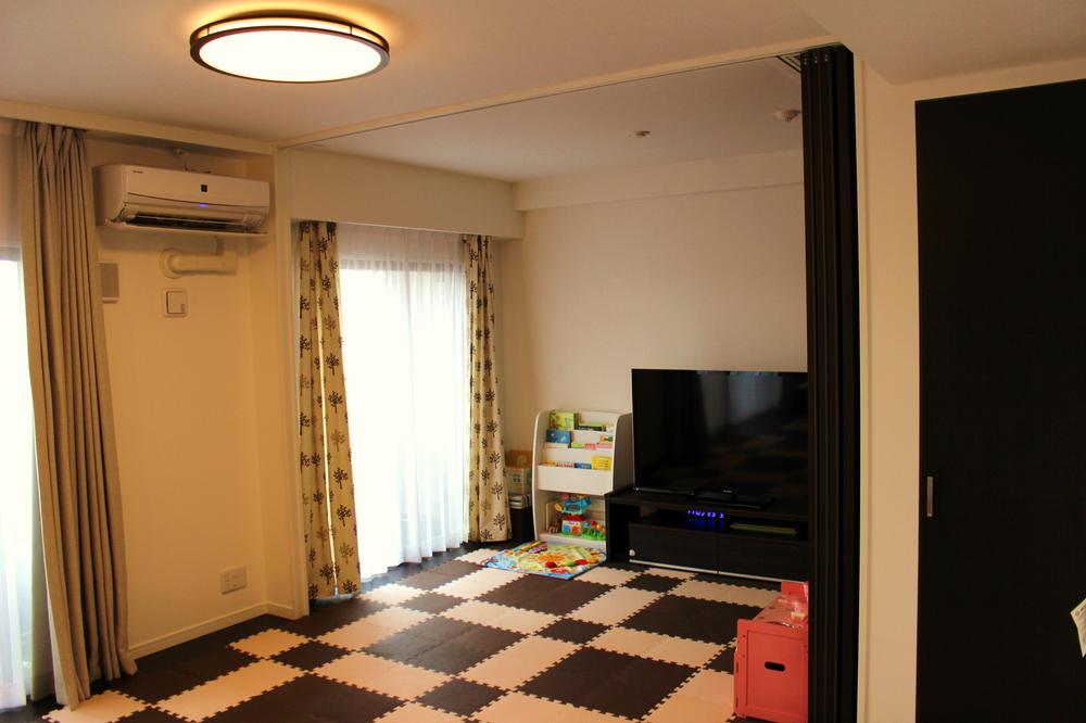 Non-living room. In running partition, You can change the 3LDK to 2LDK suit your lifestyle.