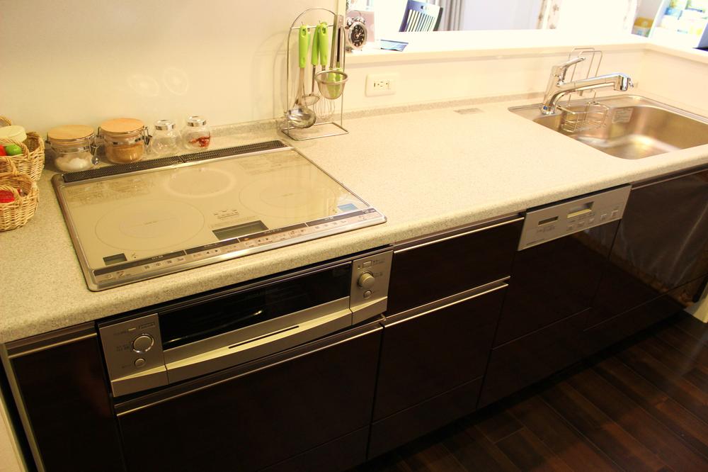 Kitchen. All-electric apartment IH is in the kitchen cooking heater, It is with a dish washing and drying machine.