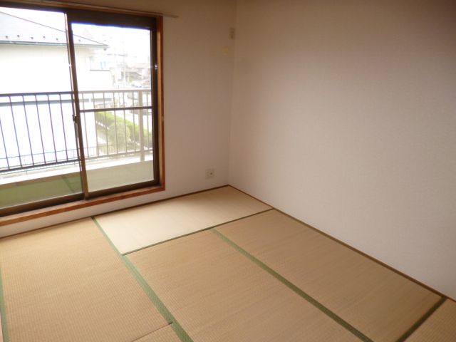 Living and room. It will calm tatami smell of
