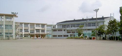 Primary school. 431m to Gifu Municipal Honjo elementary school