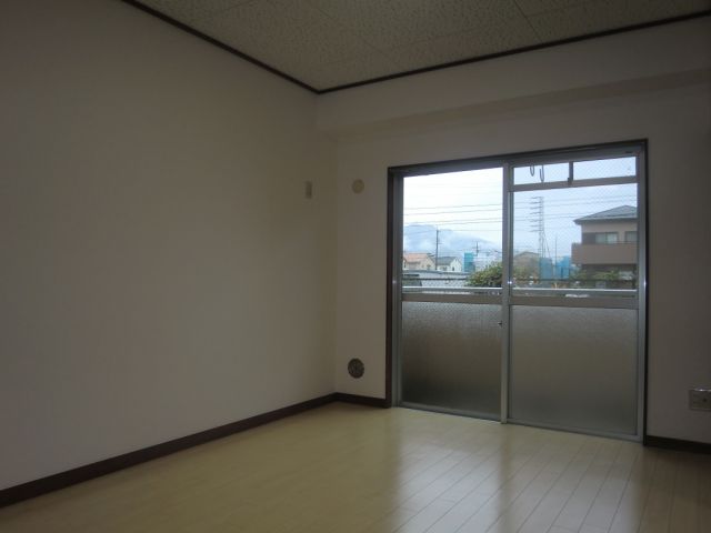Living and room. It is south-facing Western-style bright
