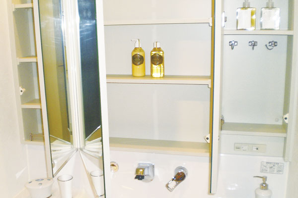 Bathing-wash room.  [Storage with a large three-sided mirror] Abundant storage is provided on the back side of the large triple mirror. Cosmetics ・ Such as toiletries, you can clean and storage (same specifications)