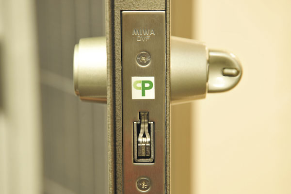 Security.  [Progressive cylinder lock ・ Reversible key] The front door lock of each dwelling unit is, Adopt a progressive cylinder lock that feature excellent security performance. Is unlocked when the indentations, such as dimple on the surface of the key (dimple) and 11 sheets of tumbler located in the cylinder is was true of all. This combination, There are about 100 billion or more ways, It is said that strong to picking from that the replicas are nearly impossible. further, CP mark as high building part of the crime prevention performance has is displayed (same specifications)