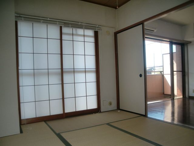 Living and room. Guests can relax leisurely in the Japanese-style room