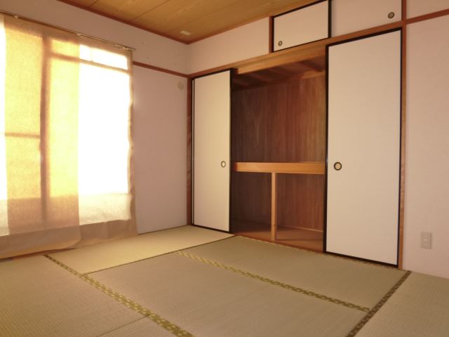 Living and room. Is 6 Pledge of Japanese-style room with a window to the south. 