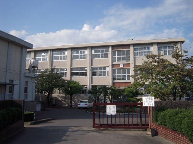 Junior high school. 1300m until the Municipal Island junior high school (junior high school)