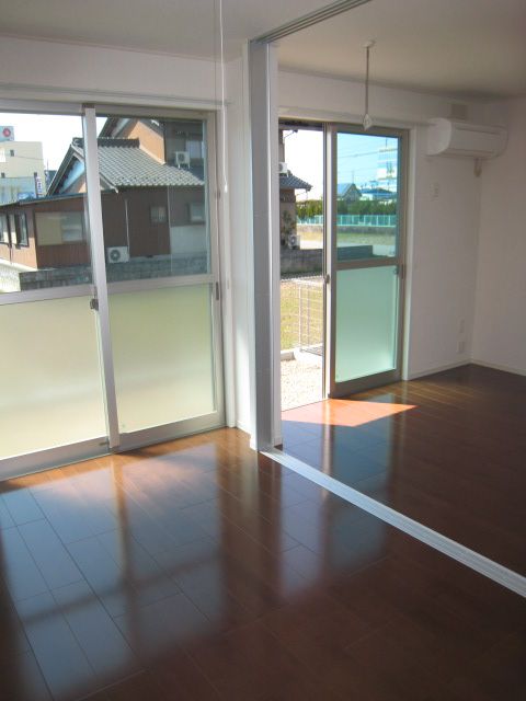 Living and room. Also it is used as a 1LDK in the sliding door Allowed