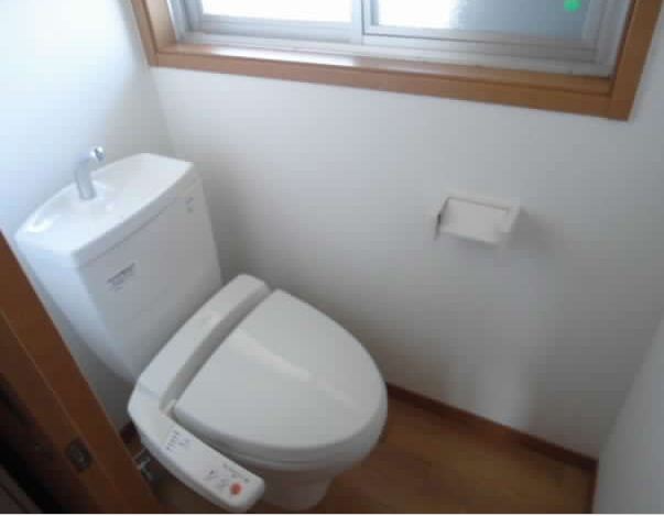 Toilet. Bidet ・ With window