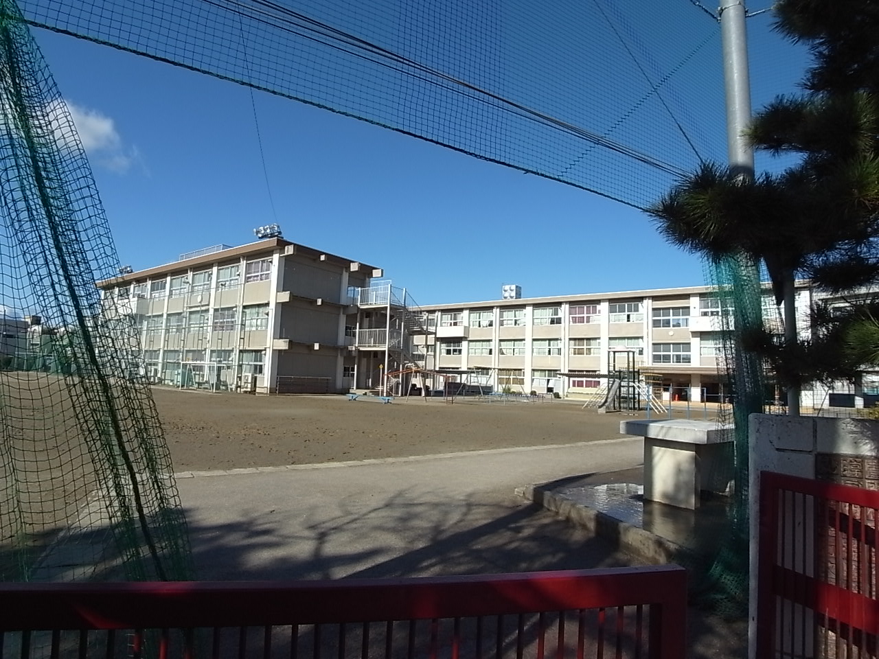 Primary school. 942m to Gifu Municipal Honjo elementary school (elementary school)