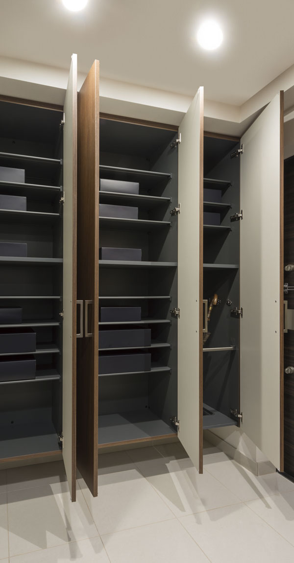 Receipt.  [Entrance storage] In addition to boots can also be housed in the easier, Rich tall type of footwear storage of umbrella storage space is also equipped with amount of storage has been adopted ※ Except for some type (F type model room)