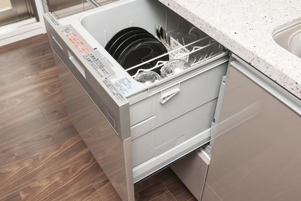 Kitchen.  [Dish washing and drying machine] And out of the dish it is easy to slide storage type of dish washing and drying machine. The new model reduces the housework burden (same specifications)