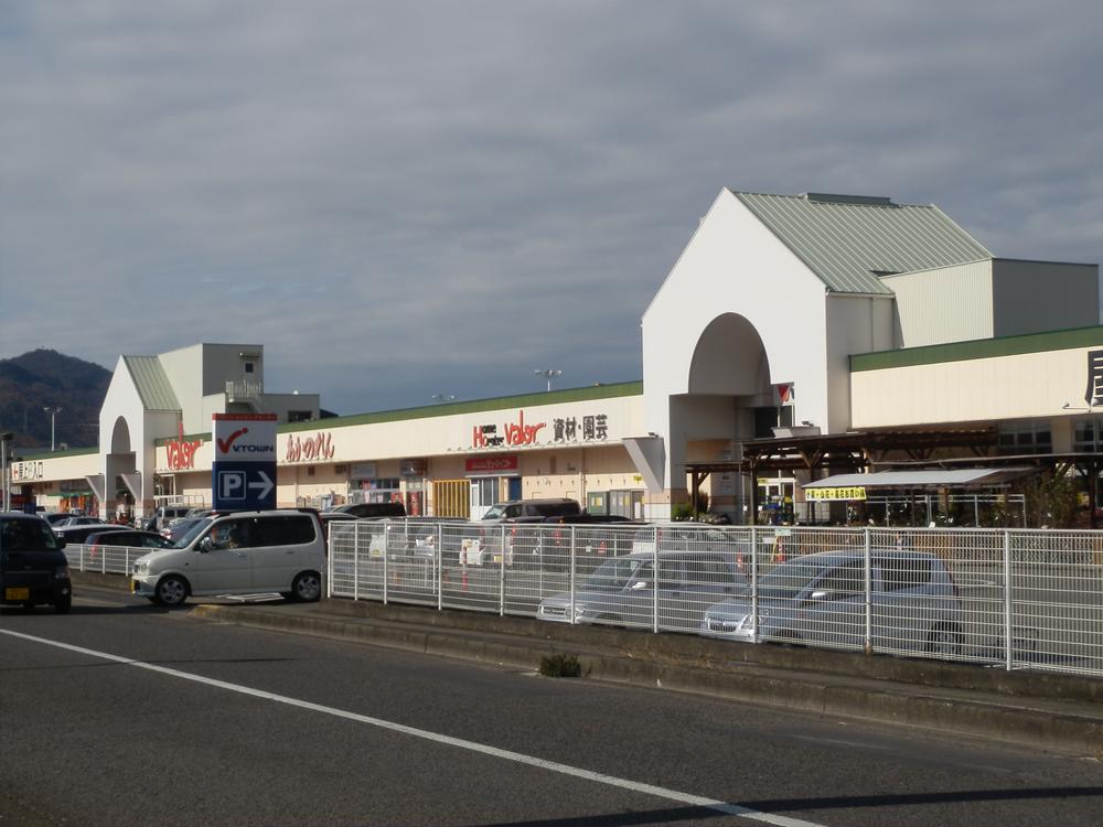Supermarket. 1595m to Barrow Akutami shop