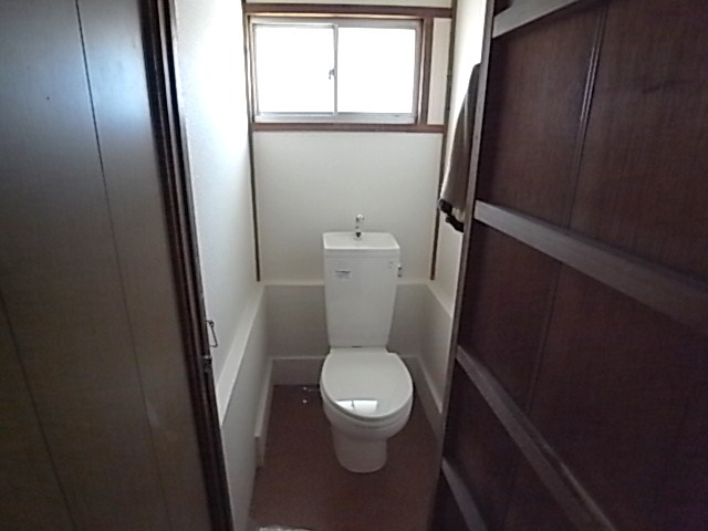 Toilet. Ventilation pat windows there ☆ 