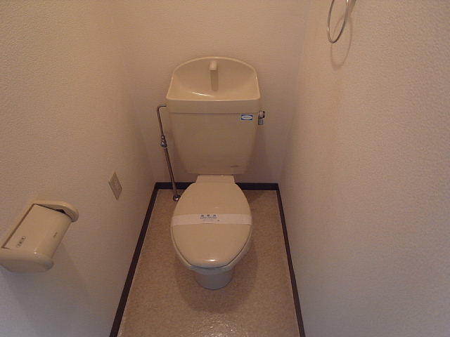 Toilet. Point the toilet is divided is!
