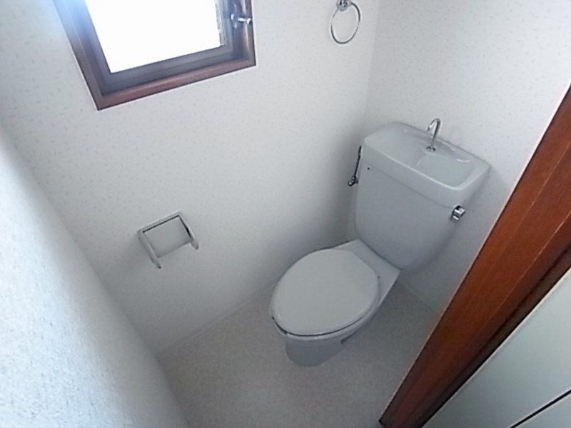 Toilet. With windows that can be ventilated