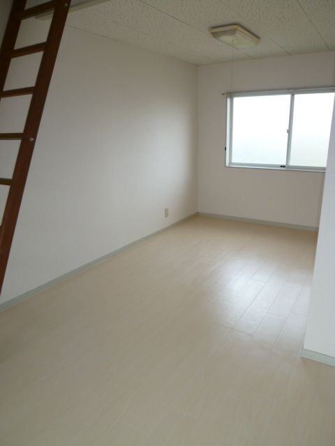 Other room space. Spacious second floor. It will put even bed. 