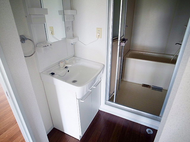 Washroom. Life is also easy to separate wash basin