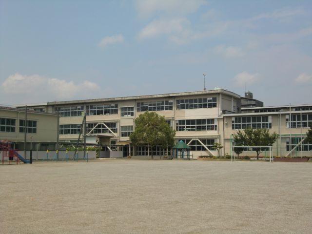 Primary school. Municipal Nagara Nishi Elementary School until the (elementary school) 2000m