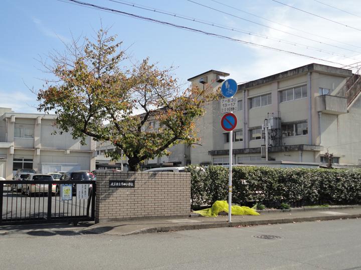 Primary school. Hayata to elementary school 430m