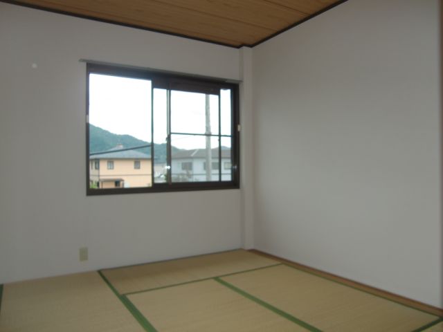 Living and room. It will calm the Japanese-style room. 