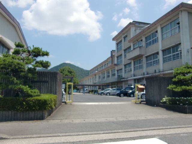 Primary school. Municipal Iwano Takita to elementary school (elementary school) 690m