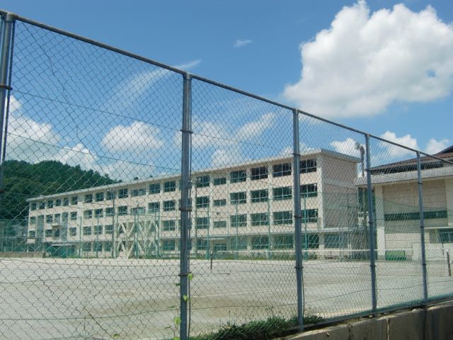 Junior high school. Municipal Iwano Tanaka 1100m to school (junior high school)