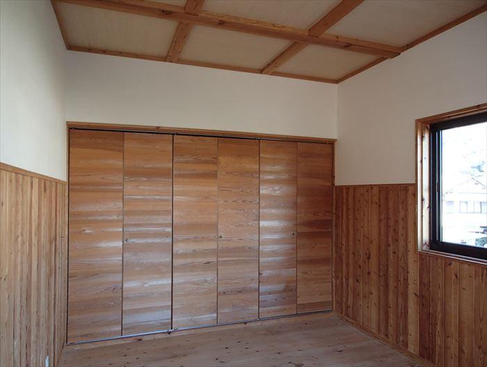Non-living room. Western-style with a wall-to-wall with large closet