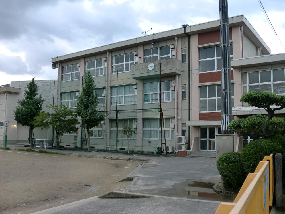 Primary school. 800m until Minami Nagamori Elementary School