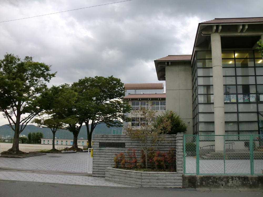 Junior high school. 500m to Minami Nagamori Junior High School