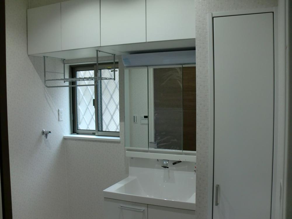 Wash basin, toilet. Enhance washroom of the housing is. Vanity, such as change of clothes and bath towels with a shelf under the Tsuto etc. is put those input and towels that you can stock  Building C room (September 2013) Shooting