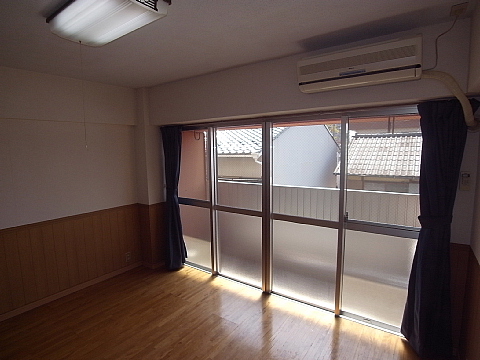 Living and room. The window is the big open! (* ^ 冂 ^ *) b