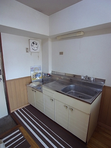 Kitchen. Since the gas stove of 2-neck can be also installed self-catering school ◎