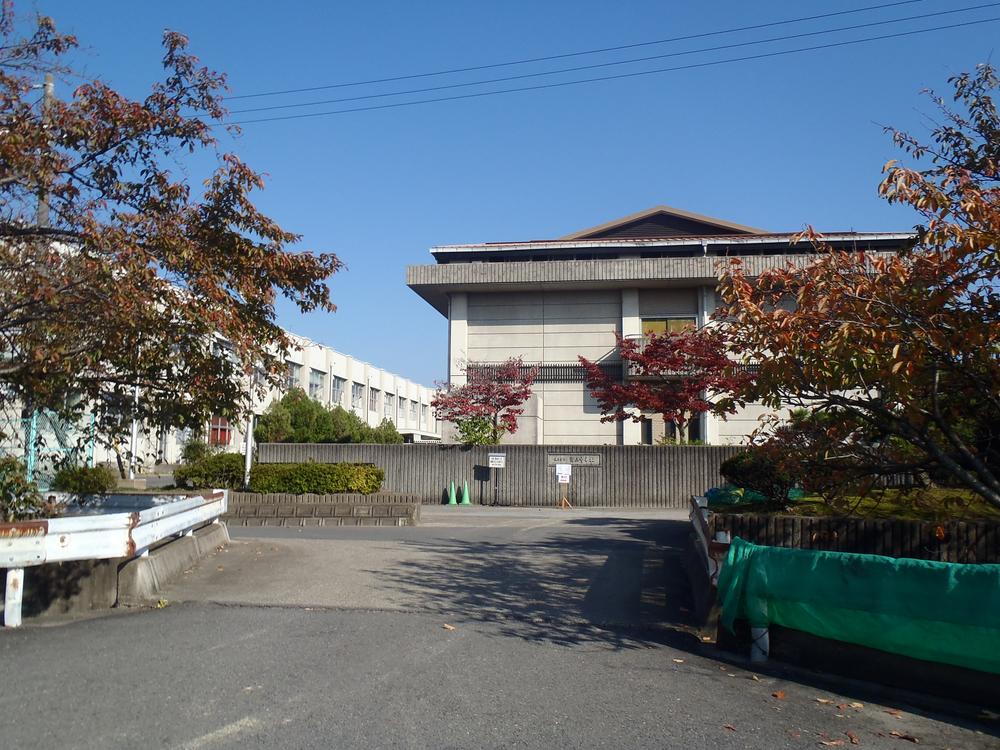 Junior high school. 1100m until Aoyama Junior High School