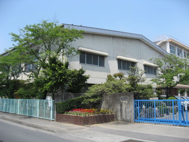 Primary school. Municipal Nanasato up to elementary school (elementary school) 790m
