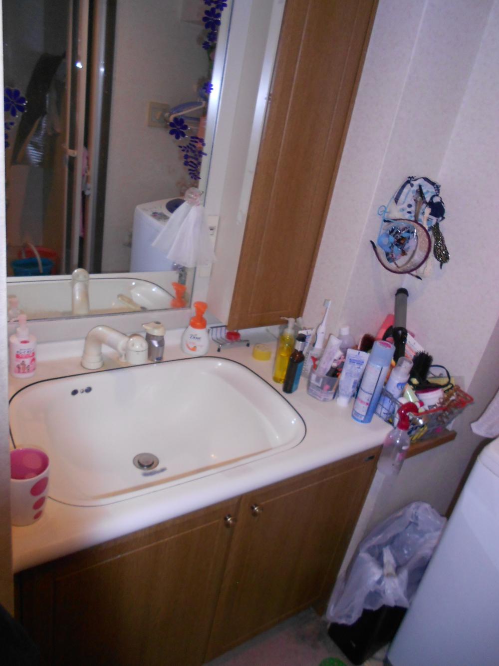 Wash basin, toilet. It is vanity shower faucet.