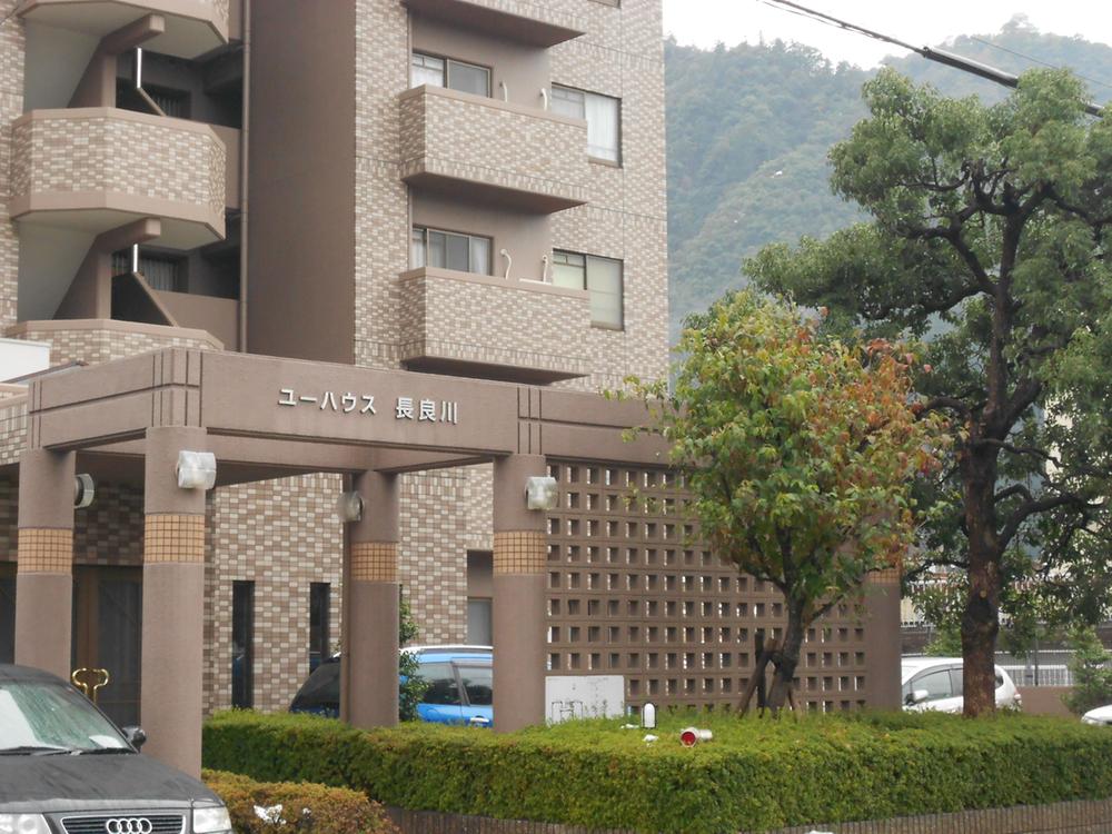 Entrance. Twice a week, Management staff will have visited the apartment.  ※ On-site shared part is me cleaning management personnel Mr..