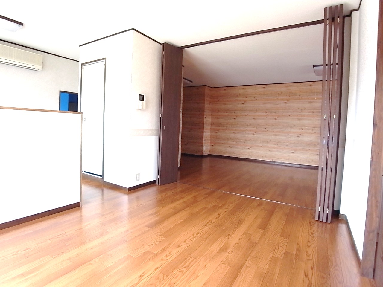 Living and room. Really spacious interior ☆ Renovated is property