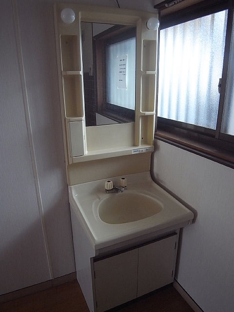 Washroom. Wash basin of a large mirror. Pat grooming! ! 