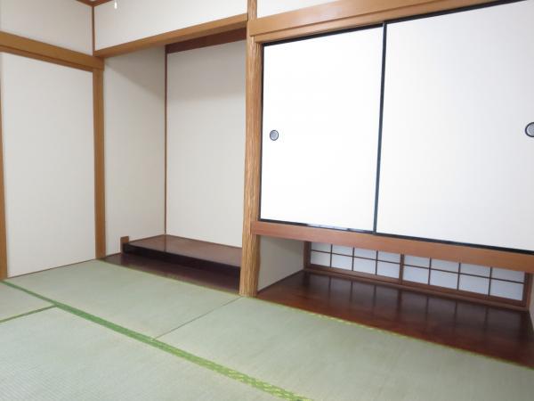 Non-living room. And a good smell of tatami