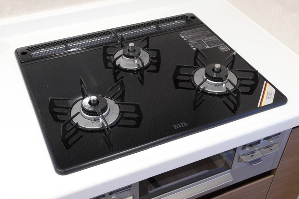 Kitchen.  [Glass top stove] Enjoy cooking efficiently, 3-neck type equipped with a double-sided grill. Since the surface is glass top hardly scratched, Oil dirt also, It will be beautiful in the wipe quick people (same specifications)