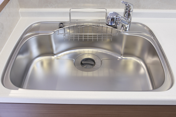 Kitchen.  [Low-noise wide sink] Also, such as large wok or frying pan, Loose washable wide specification. To reduce the sound of water in the silent type (same specifications)
