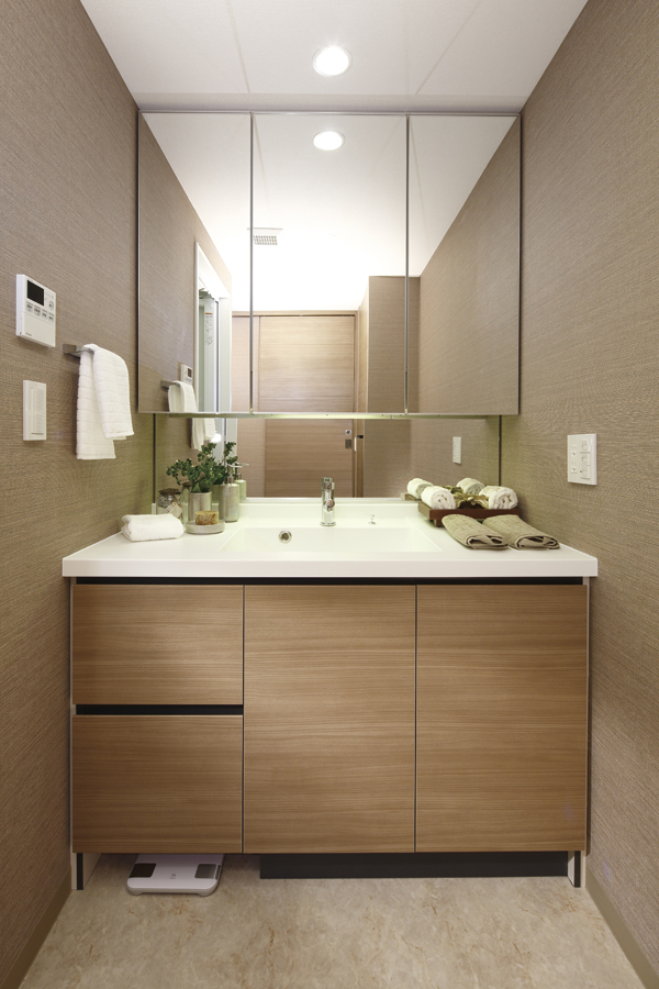 Bathing-wash room.  [Powder Room] Three-sided mirror storage of powder room, Fogging heater has a built-in mirror. On the back side of the storage space, And tidy small items such as cosmetics and toiletries will be cleared up (A type model room)