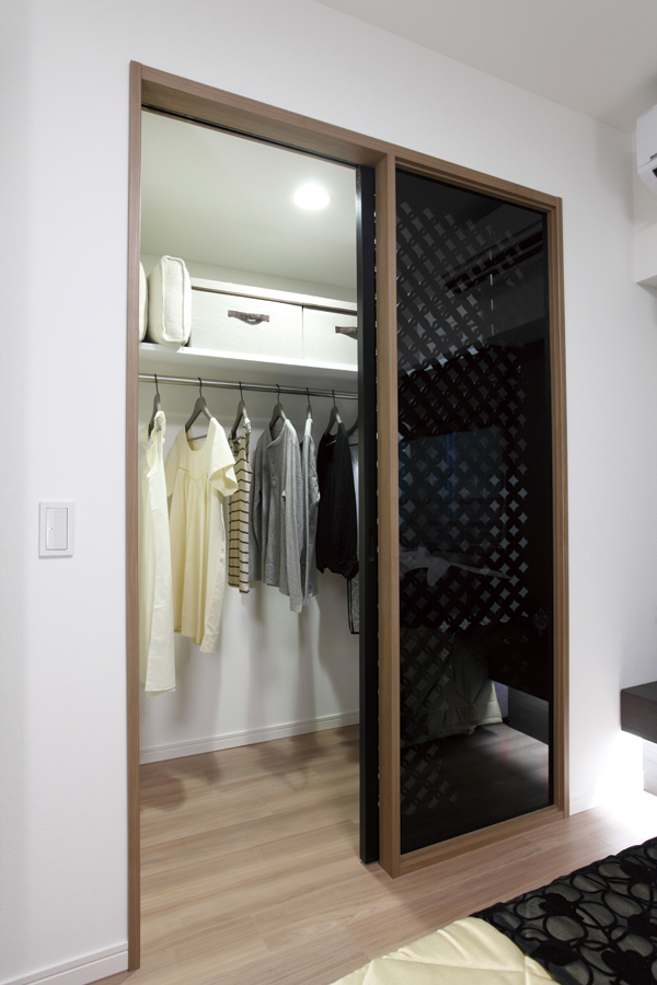 Receipt.  [Walk-in closet] Clothing storage, of course, Costumes cases and travel bags can also clean storage, This storage space have a wide leeway is provided ※ Adopted in the main bedroom of all types (same specifications)