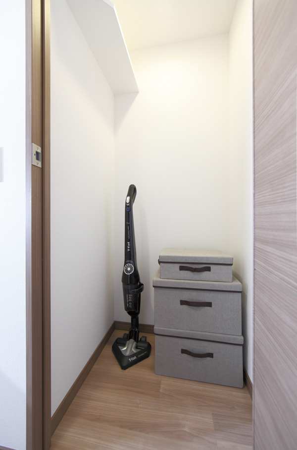 Receipt.  [Storeroom] Convenient closet is provided in the hallway for storage of seasonal products and daily necessities. You can also well accommodated big thing is also pretty much anything ※ Adopted in all types. D-type multi-closet specification (same specifications)